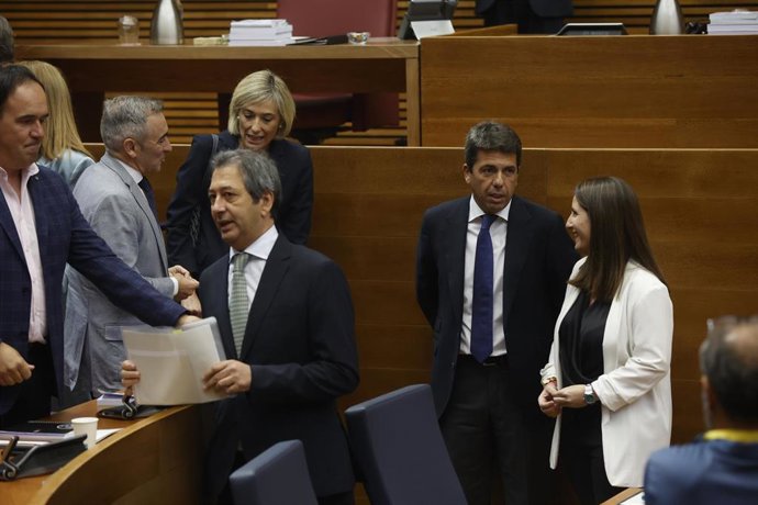 Archivo - El 'president', Carlos Mazón, junto a diputados de PP y Vox en Les Corts