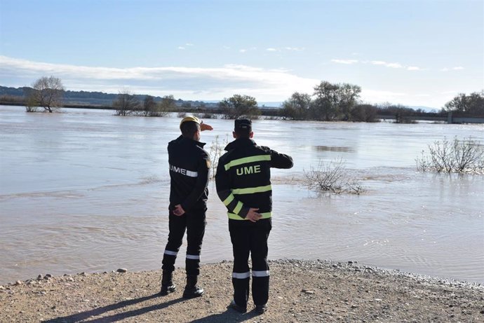 La UME observando la situación en la Ribera Alta del Ebro