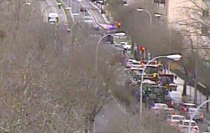 Tractores a su llegada a Pamplona por la avenida de Aróstegui.