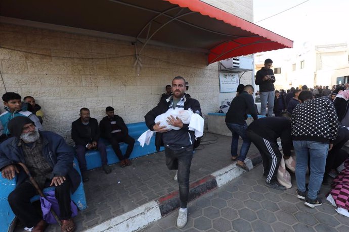 Familiares de palestinos sepultan a víctimas en Deir el Balá, Franja de Gaza