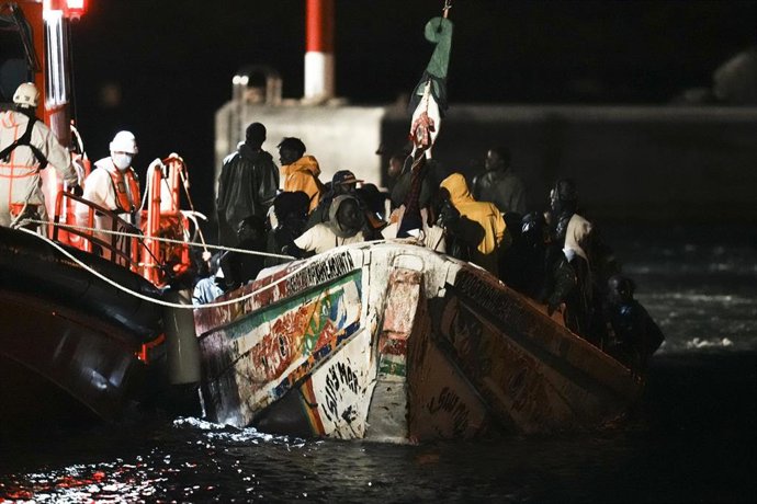 Archivo - Decenas de personas en un cayuco son rescatadas a su llegada al muelle de La Restinga, a 4 de noviembre de 2023, en El Hierro, Islas Canarias (España). Salvamento Marítimo ha rescatado durante la madrugada de hoy un total de cuatro cayucos en 