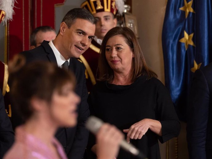 Archivo - La presidenta del Congreso de los Diputados, Francina Armengol, el presidente del Gobierno, Pedro Sánchez, conversan durante el acto de homenaje a la Constitución, en el Congreso de los Diputados, a 6 de diciembre de 2023, en Madrid (España). 