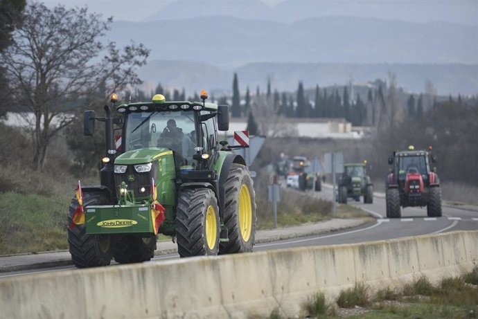 Tractores en protesta, circulando por las carreteras de Aragón.