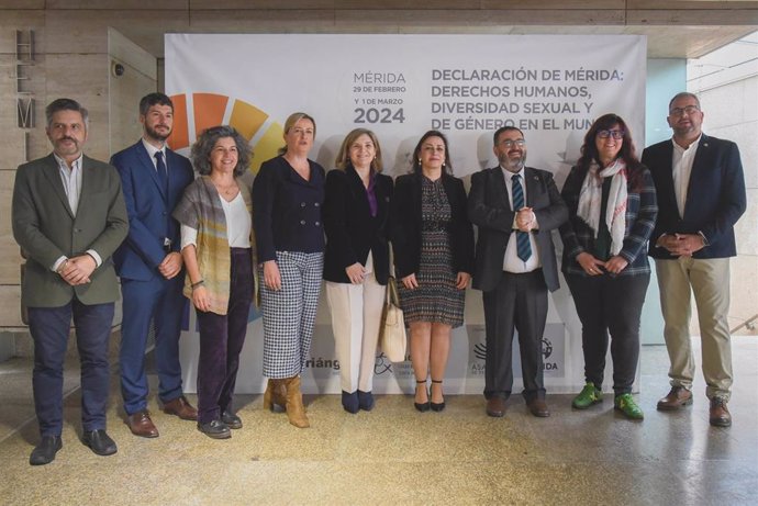 Foto de familia de la inauguración de las jornadas en la Asamblea de Extremadura sobre la Declaración de Mérida sobre los Derechos Humanos