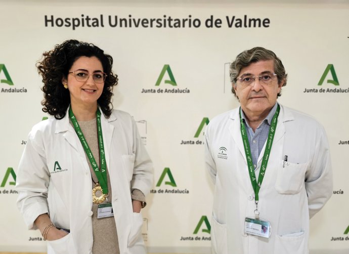 El jefe del servicio y la supervisora de enfermería del servicio de Traumatología del Hospital Universitario de Valme de Sevilla, el doctor Jorge Angulo y Elena Reyes
