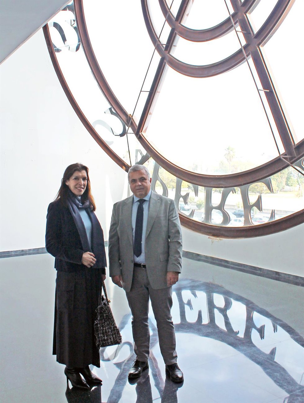 La jefa de proyectos de la Fundación Atlantic Copper, Ángeles Sánchez Cueca, y el director de la ETSI, Salvador Pérez.