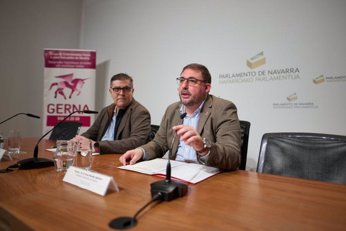 El presidente del Grupo de Enfermedades Raras de Navarra (GERNA), Txema García (i), y el presidente del Parlamento de Navarra, Unai Hualde, en una jornada con motivo del Día Internacional de las Enfermedades Raras.
