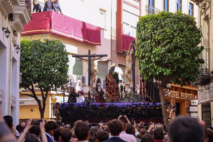 Archivo - La Hermandad de la Carretería avanza hacia la Santa Iglesia Catedral el Viernes Santo, a 7 de abril de 2023 en Sevilla (Andalucía, España). 