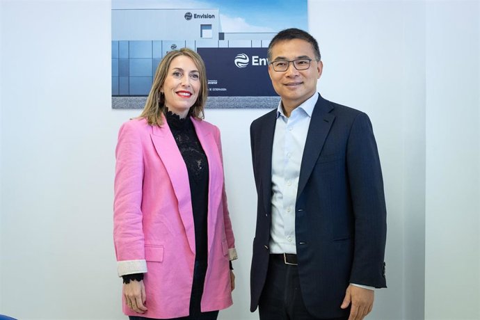 La presidenta de la Junta de Extremadura, María Guardiola, con el presidente de Envision Group, Ley Zhang,