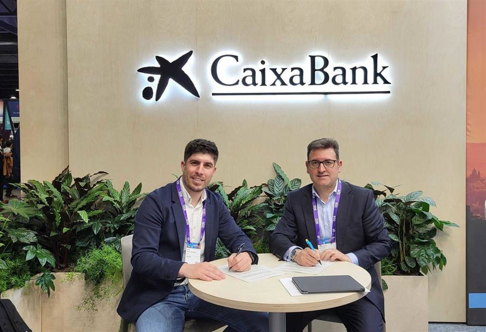 El presidentedel Clúster TIC Catalunya Sud y ceo de Movertis, Pablo Mazón (i), y el director territorial de CaixaBank en Catalunya, Josep Maria Gonzlez (d)