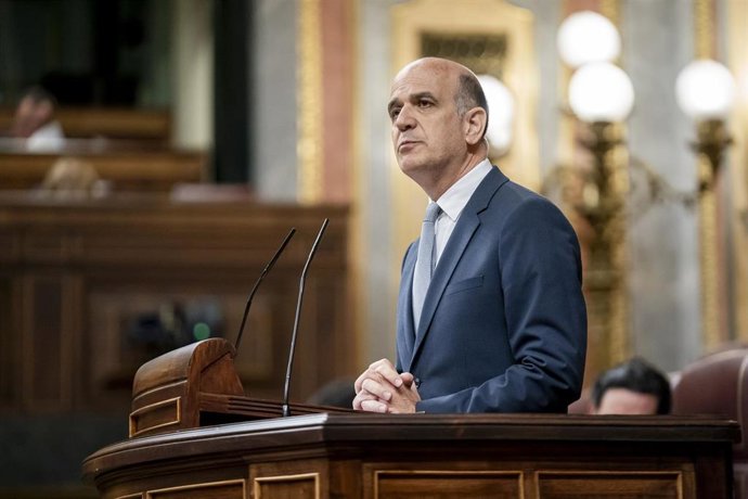 El diputado del grupo mixto, Alberto Catalán Higueras, en el Congreso de los Diputados, a 21 de febrero de 2024, en Madrid (España). 