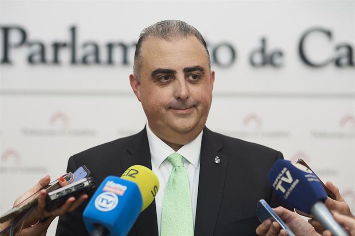 Archivo - El consejero Fomento, Ordenación del Territorio y Medio Ambiente del Gobierno de Cantabria, Roberto Media