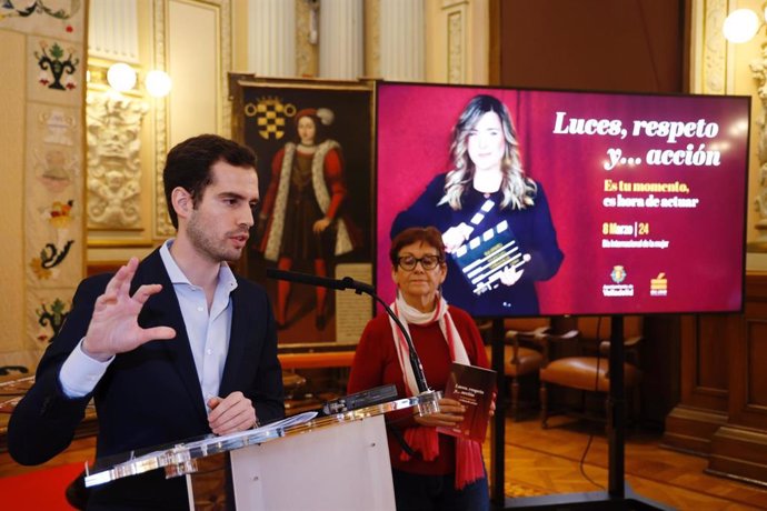 Rodrigo Nieto, en primer plano, y Nina Infante, durante la presentación de las actividades para conmemorar el 8M.