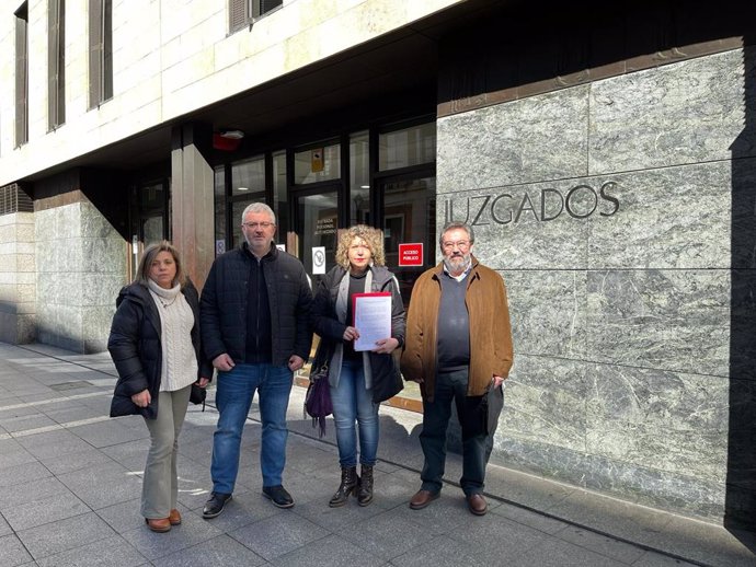 Concejales socialistas de Laguna de Duero (Valladolid) presentando la denuncia contra el equipo de Gobierno