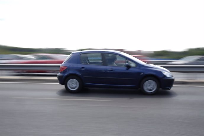 Archivo - Un coche circulando por la carretera. La edad media del parque español supera los 14 años.