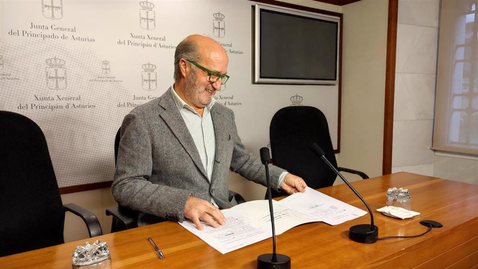 El diputado del PP, Luis Venta, en rueda de prensa.