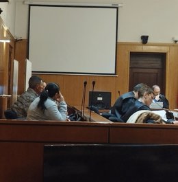 A la izquierda los acusados y delante de ellos sus defensas, en la segunda y última jornada del juicio celebrado en la Audiencia de Valladolid.