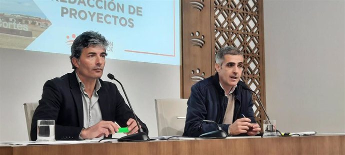 El diputado de Infraestructuras, Movilidad y Ordenación del Territorio de la Diputación de Badajoz y el director del área presentan el Plan de Subvenciones de Elementos Identitarios.