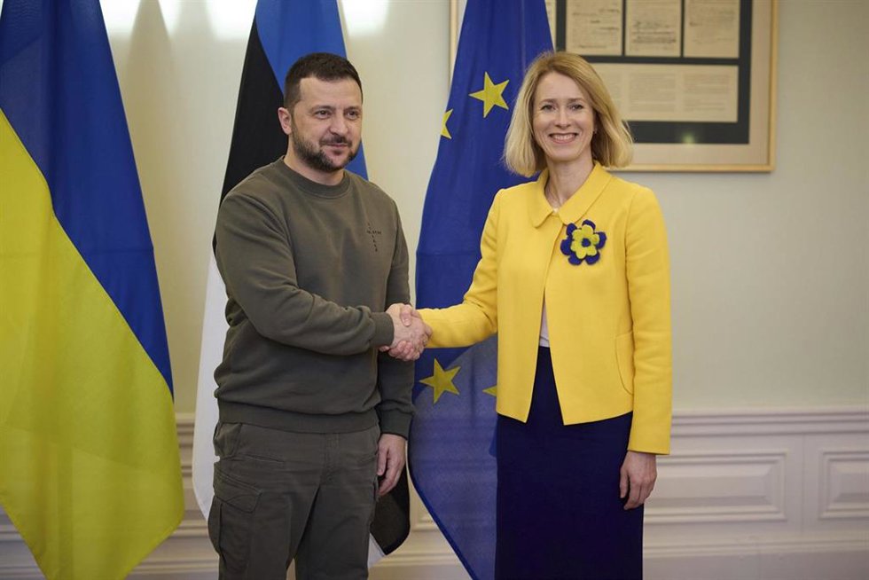 Archivo - El presidente ucraniano, Volodimir Zelenski, y la primera ministra de Estonia, Kaja Kallas.