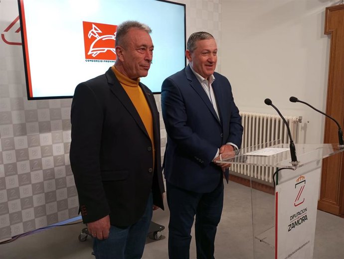 El presidente y el vicepresidente del consorcio de bomberos de Zamora, Javier Aguado (i) y Javier Faúndez, antes de la comparecencia.