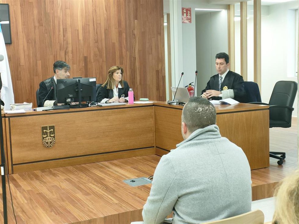 Juicio contra un acusado de agredir sexualmente a la hija menor de su pareja, y de elaboración de pornografía infantil, para quien la Fiscalía pide penas que suman 25 años de cárcel. En Vigo, a 29 de febrero de 2024.