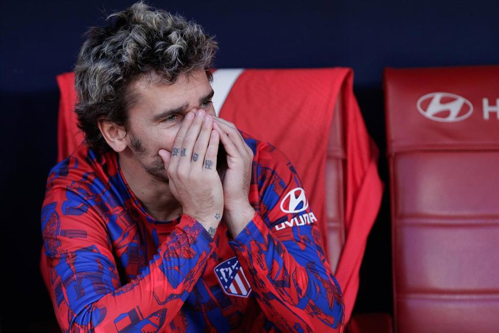 El delantero del Atlético de Madrid Antoine Griezmann, en el banquillo.  
