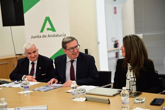 Luis González, en el centro en la imagen, en una reciente reunión en el PTS