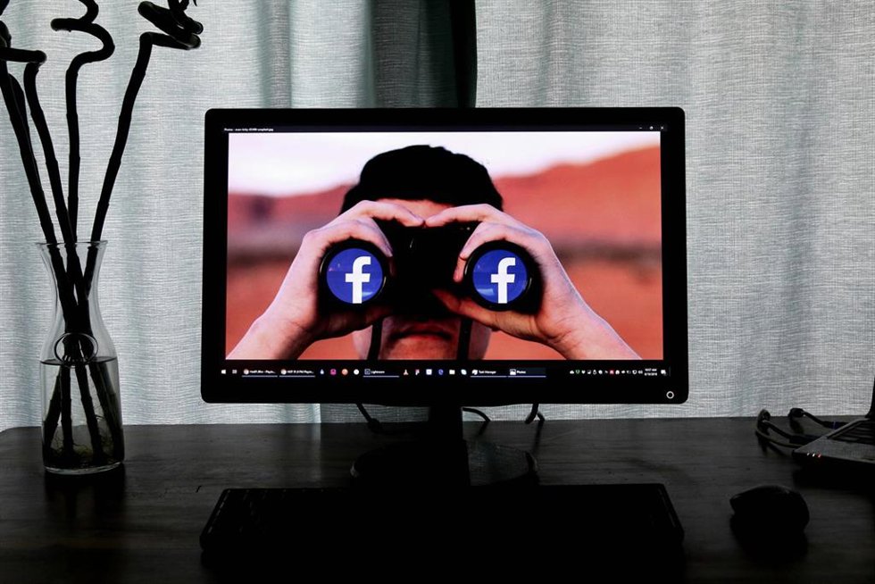 Fondo de pantalla con el icono de Facebook replicado