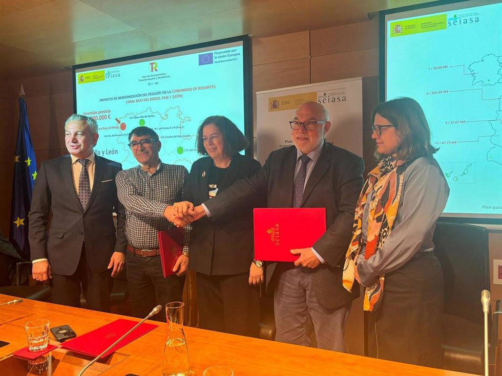 Imagen de la firma del convenio entre el Gobierno y la Comunidad de Regantes del Canal Bajo del Bierzo para la modernización del regadío