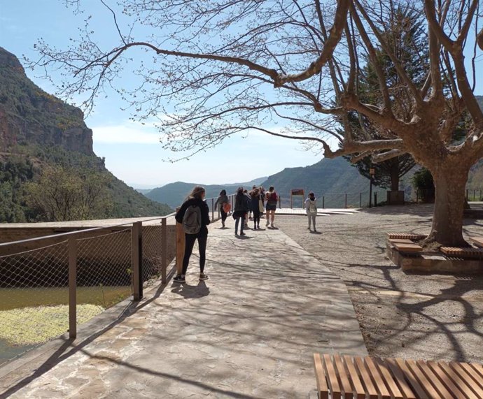 Un grup de visitants a Sant Miquel del Fai (Barcelona)