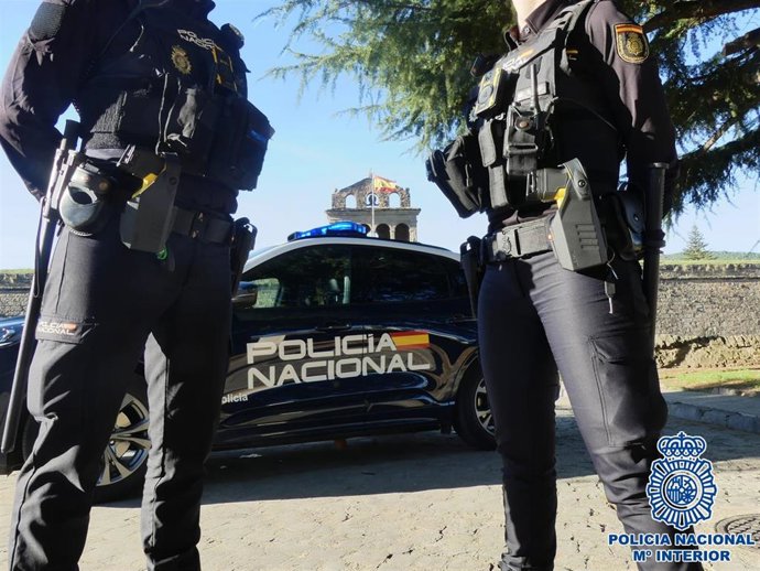 Archivo - La Policía Nacional de Jaca (Huesca) comienza a patrullar con inmovilizadores eléctricos.