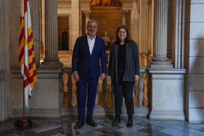 L'alcalde de Barcelona, Jaume Collboni, i la comissària del programa de Barcelona en la FIL de Guadalajara 2025, Anna Guitart