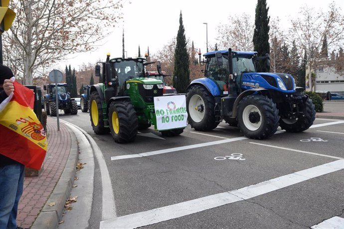 Tractores durante una manifestación de agricultores por una calle de Zaragoza el 6 de febrero de 2024