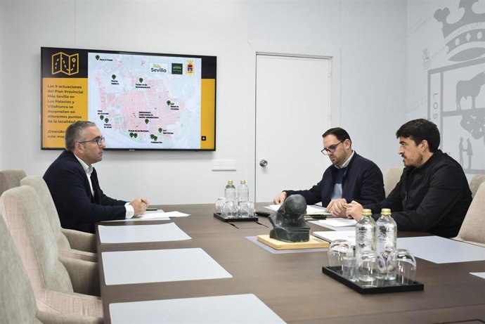 Reunión de trabajo del Plan Más Sevilla en el Consistorio palaciego.