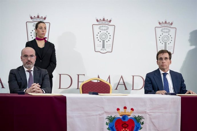 Archivo - El delegado del Gobierno en la Comunidad de Madrid, Francisco Martín y el alcalde el alcalde de Madrid, José Luis Martínez-Almeida asisten al acto de entrega de diplomas a los 400 profesionales del Ilustre Colegio de la Abogacía de Madrid (ICAM)