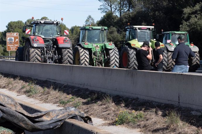 Tractores concentrados al lado de la autopista AP-7 a la altura de Pontós, comen en la novena jornada de protestas de los tractores en las carreteras españolas, a 14 de febrero de 2024, en Pontós, Girona, Catalunya (España). 