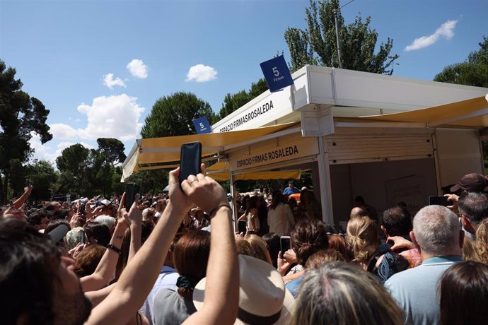 Archivo - Varias personas esperan a una firma durante la 82ª Feria del Libro de Madrid, en el Parque del Retiro