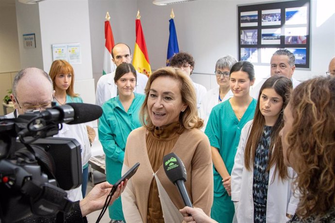 La consejera de Salud recibe a alumnos de Medicina de Zaragoza que realizan sus prácticas en el San Pedro