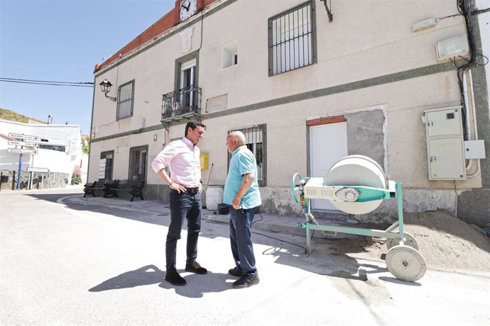 El presidente de Diputación, Javier Aureliano García, con el alcalde de Benitagla (Amería)