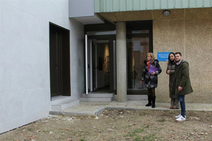 La alcaldesa (C)  junto a los dos concejales, en la visita al centro cívico Miguel de Unamuno.