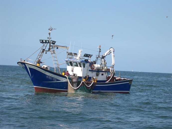 Archivo - Barco de pesca.