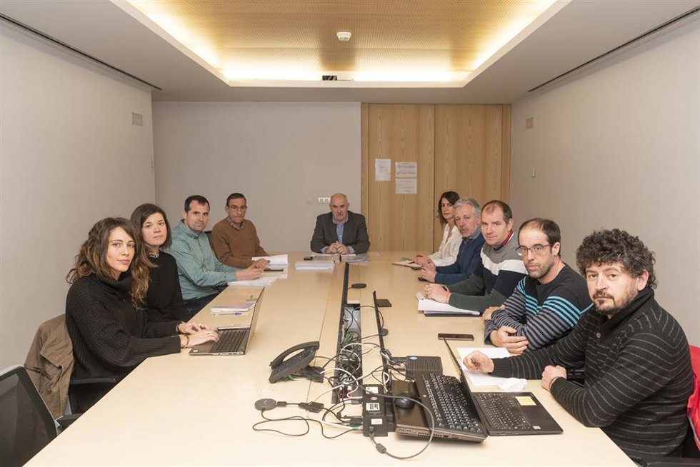 Reunión del consejero Aierdi e integrantes de su departamento con representantes de UAGN, EHNE y UCAN.
