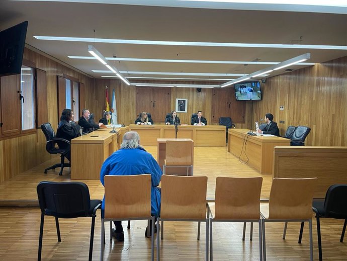 El hombre acusado de un delito de abuso sexual continuado a una menor de edad, sentado este jueves en el banquillo de la Audiencia Provincial de Lugo. En Lugo, a 29 de febrero de 2024.