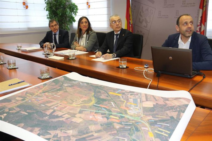 La consejera de Movilidad y Transformación Digital, María González Corral, durante una reunión este jueves