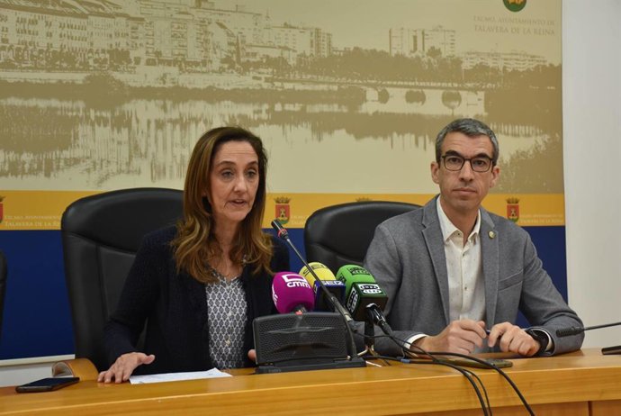 El portavoz y la viceportavoz del PSOE en el Ayuntamiento de Talavera, Luis Enrique Hidalgo y Flora Bellón.