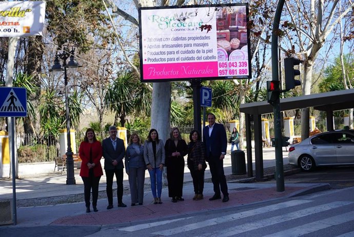 La delegada de Empleo, María Dolores Gálvez (centro), durante la inauguración de las pantallas.