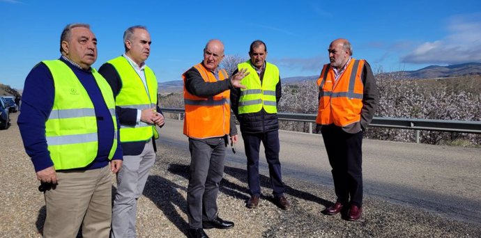 El director general de Carreteras del Gobierno de Aragón, Miguel Ángel Arminio, ha explicado a los alcaldes los detalles del del arreglo de la A-1504 sobre el terreno.