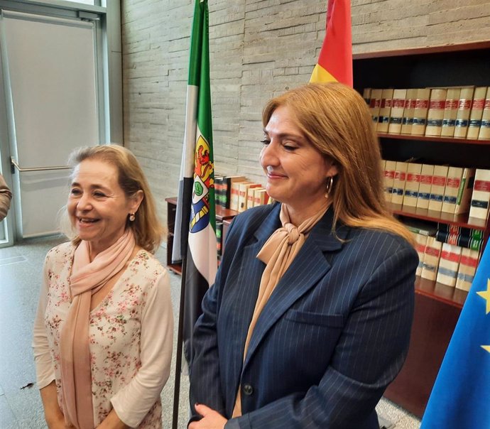 La consejera de Educación, Mercedes Vaquera, y la secretaria general de Educación, Pilar Pérez, en declaraciones a los medios
