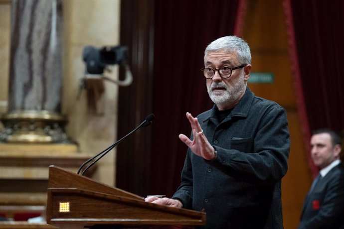 Archivo - El diputado de la CUP, Carles Riera, interviene en una sesión de control al Govern, en el Parlament, a 13 de diciembre de 2023, en Barcelona, Catalunya (España). La sesión de control está marcada por los resultados del informe PISA de 2022 y las