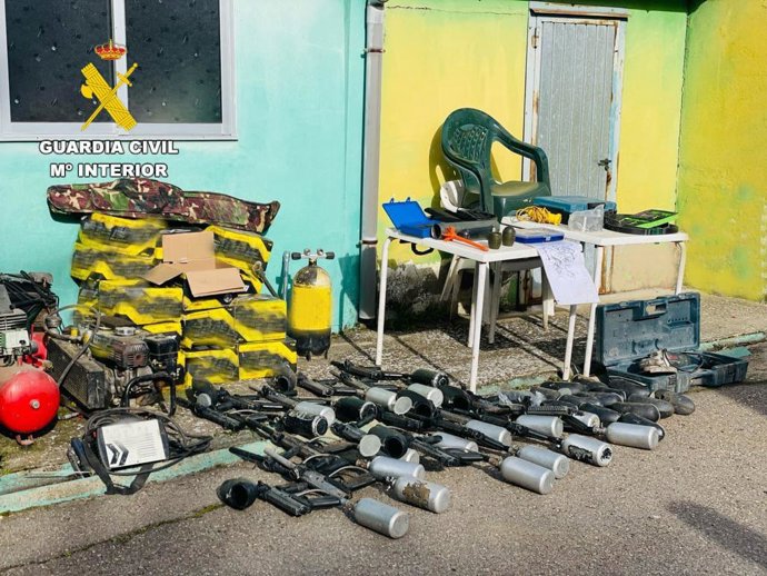 Dos detenidos por robar armas de aire comprimido en un establecimiento de ocio en Valdesogo (León).